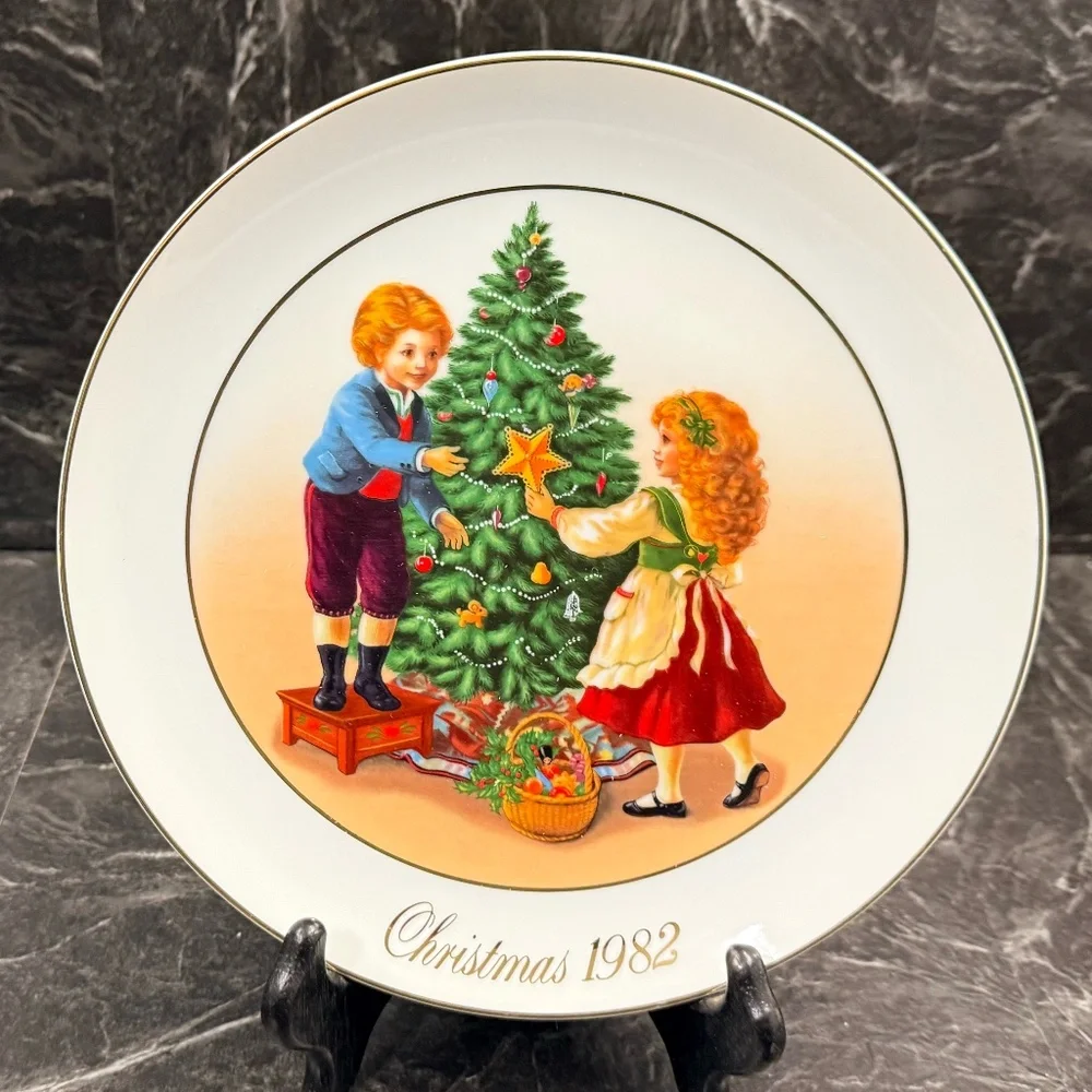 1982 AVON “Keeping the Christmas Tradition” Collector Plate w/22K Gold Trim